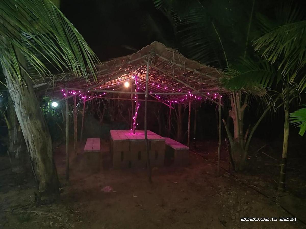 Whistling Waves Beach Resort Ānjarle Екстериор снимка