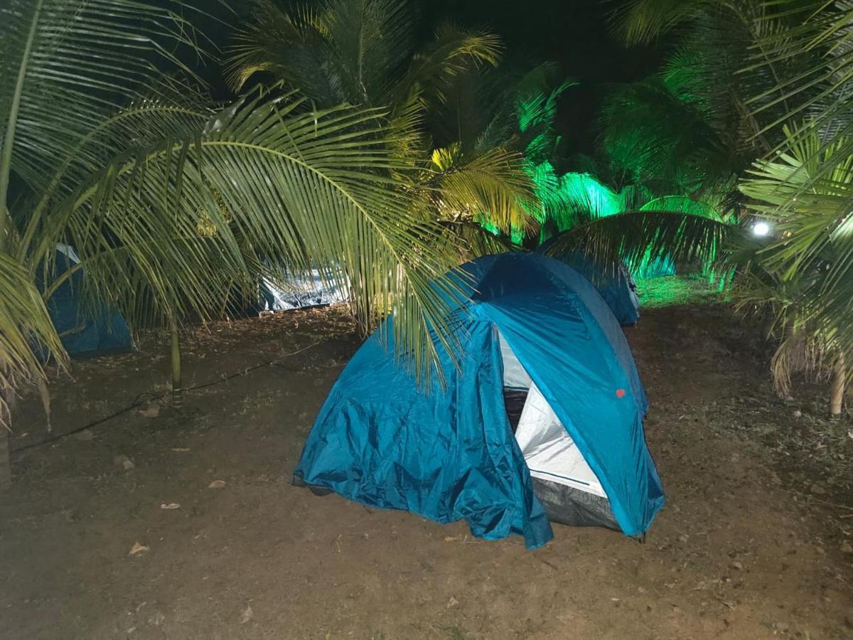 Whistling Waves Beach Resort Ānjarle Екстериор снимка