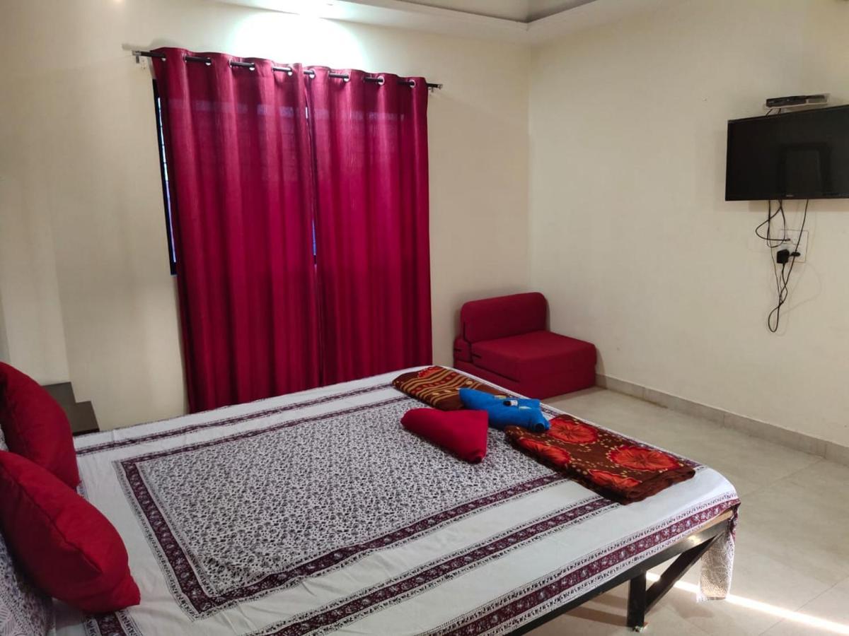 Whistling Waves Beach Resort Ānjarle Екстериор снимка