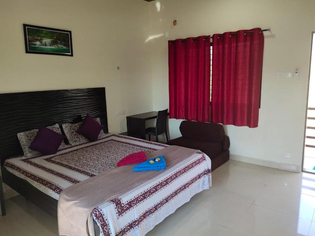 Whistling Waves Beach Resort Ānjarle Екстериор снимка