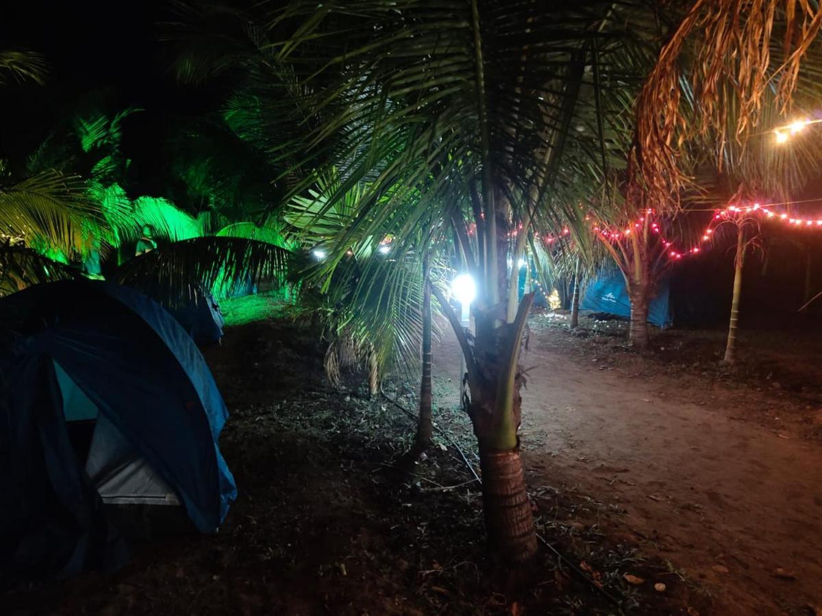 Whistling Waves Beach Resort Ānjarle Екстериор снимка