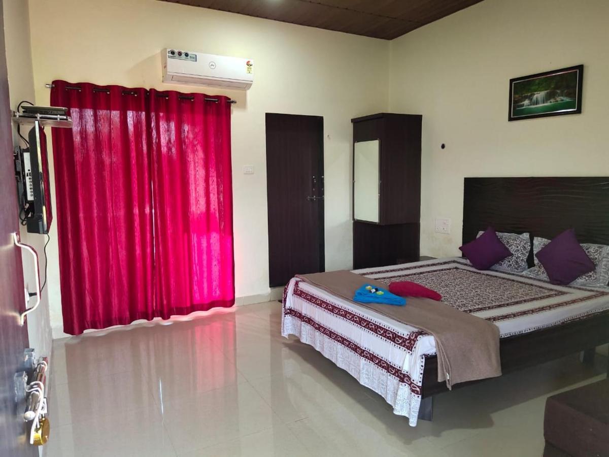 Whistling Waves Beach Resort Ānjarle Екстериор снимка