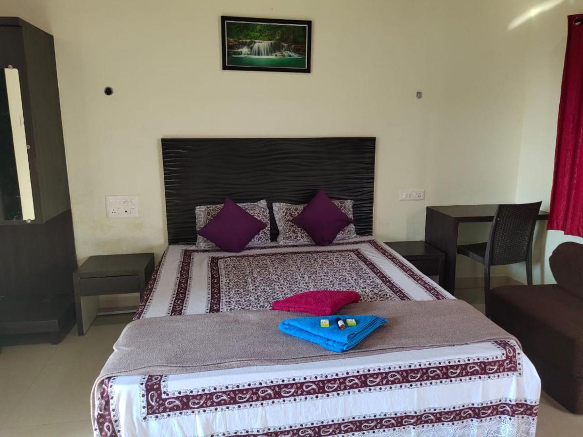 Whistling Waves Beach Resort Ānjarle Екстериор снимка