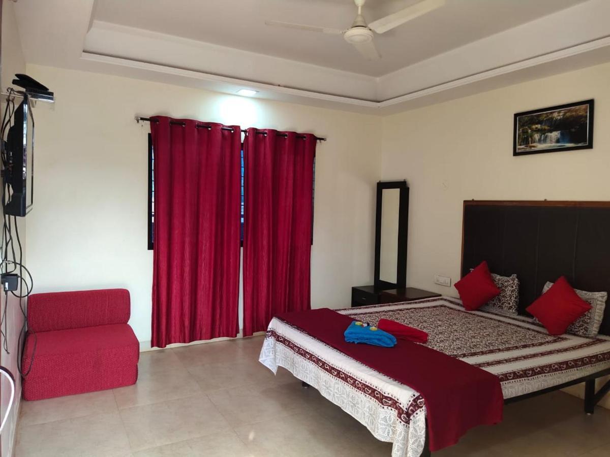 Whistling Waves Beach Resort Ānjarle Екстериор снимка