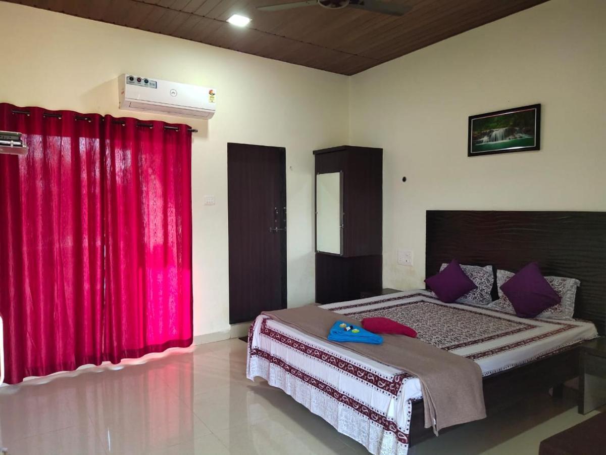 Whistling Waves Beach Resort Ānjarle Екстериор снимка