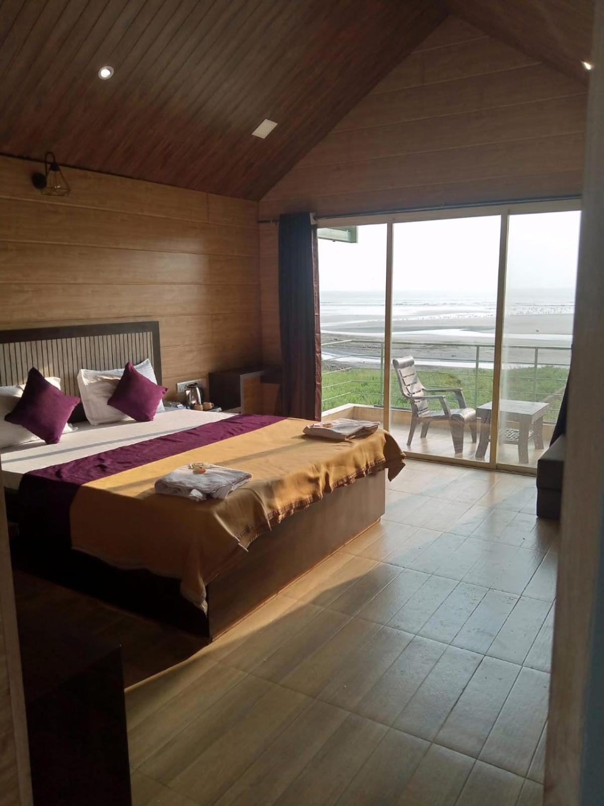 Whistling Waves Beach Resort Ānjarle Екстериор снимка