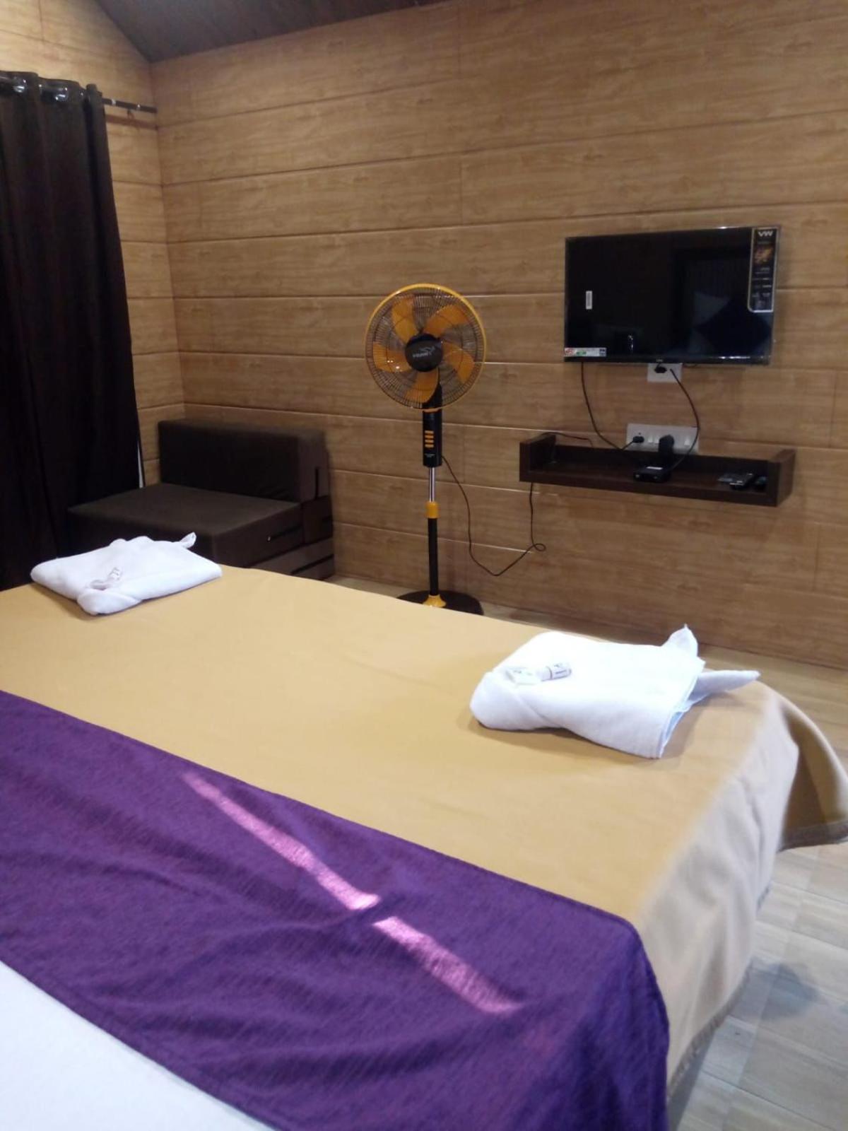 Whistling Waves Beach Resort Ānjarle Екстериор снимка