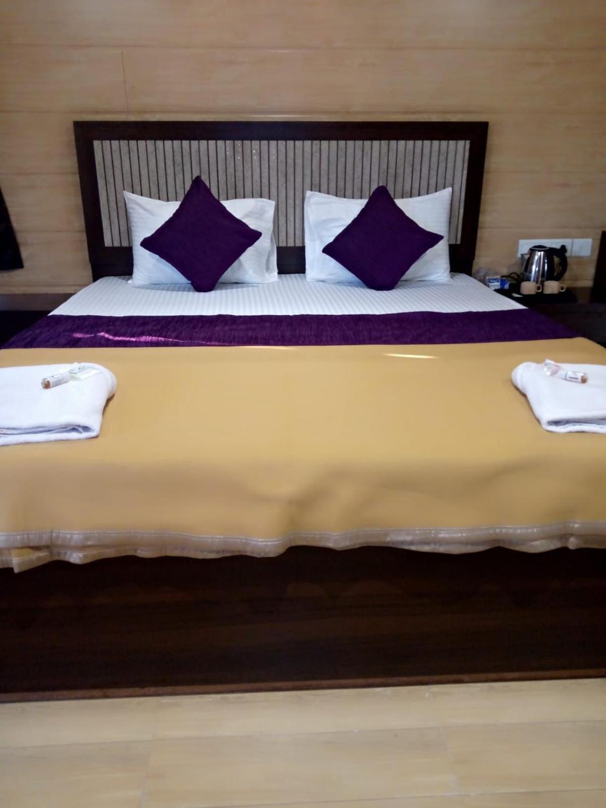 Whistling Waves Beach Resort Ānjarle Екстериор снимка